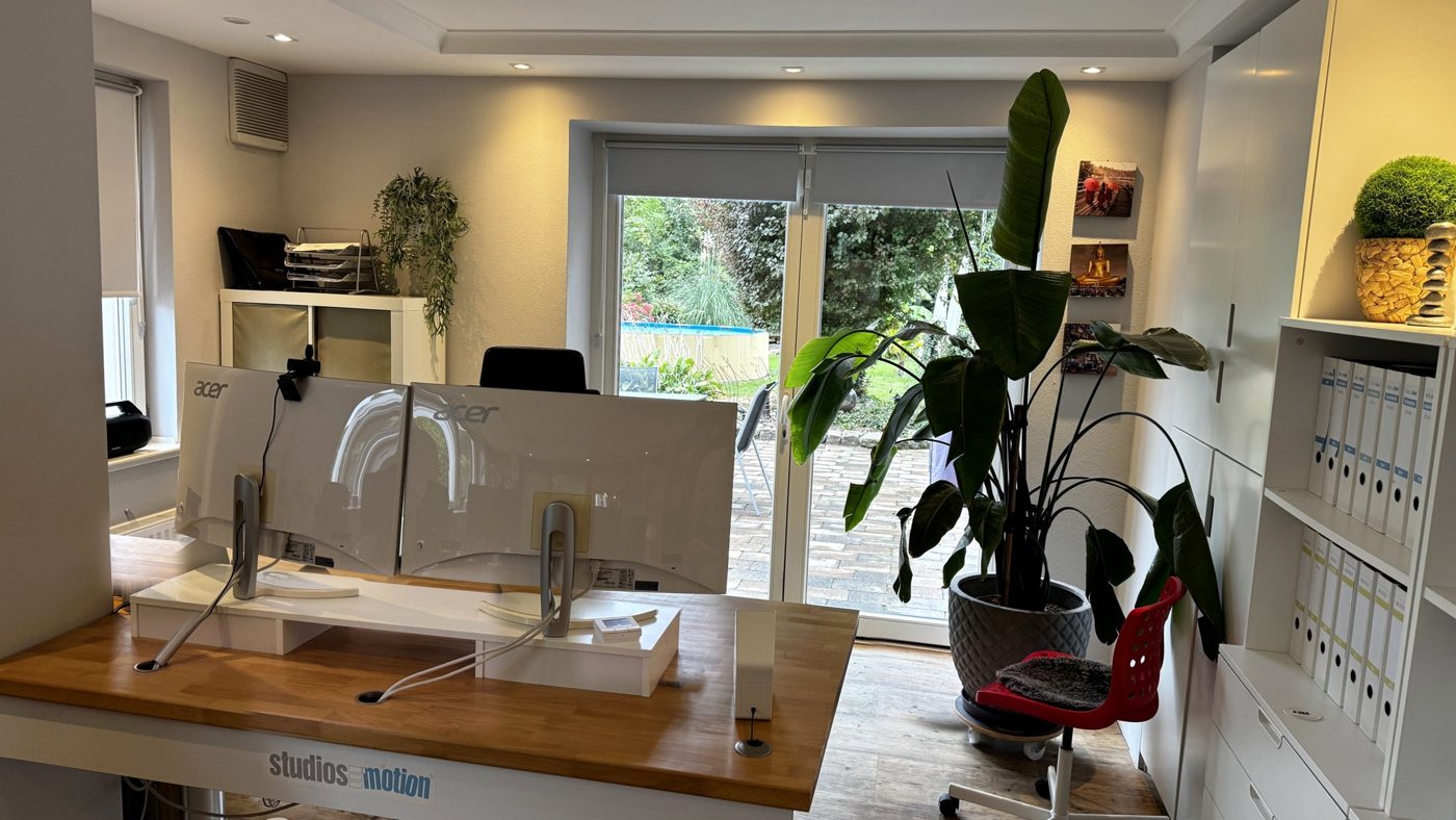 Büro mit Gartenblick – bearbeitet