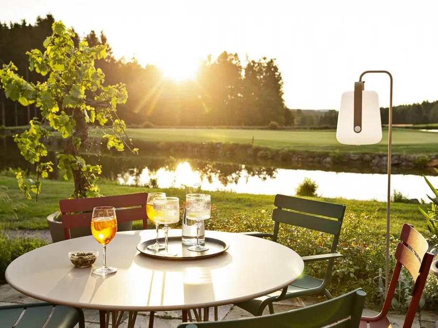 Terrasse mit Blick auf den Teich am Abend